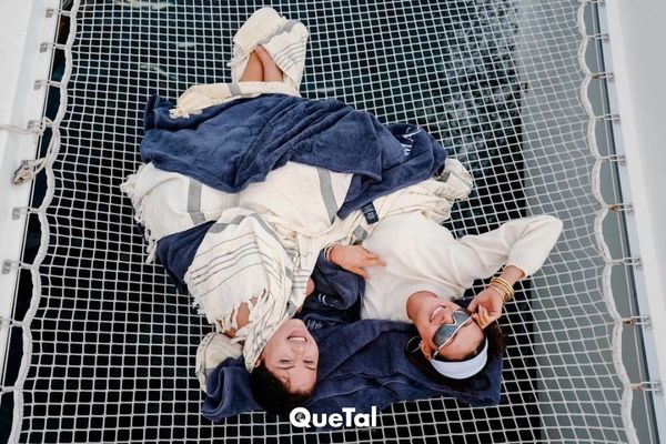 Selena Gomez y Nicola Peltz reafirman su amistad en matching looks en Año Nuevo